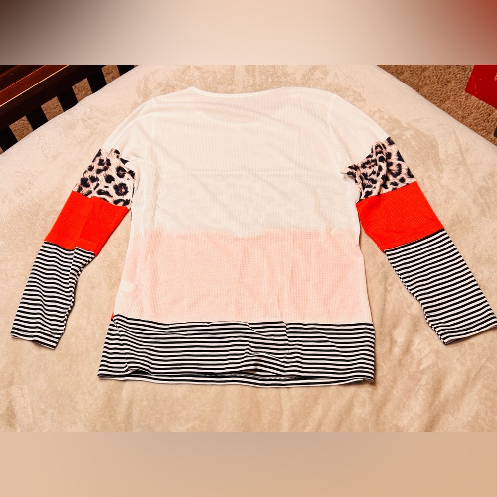 Women's Colorblock Leopard Print Top - Picture 2 of 6